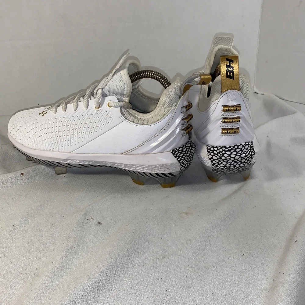 Under Armour Mens Harper 5 Low White/Gold Metal Baseball Cleats